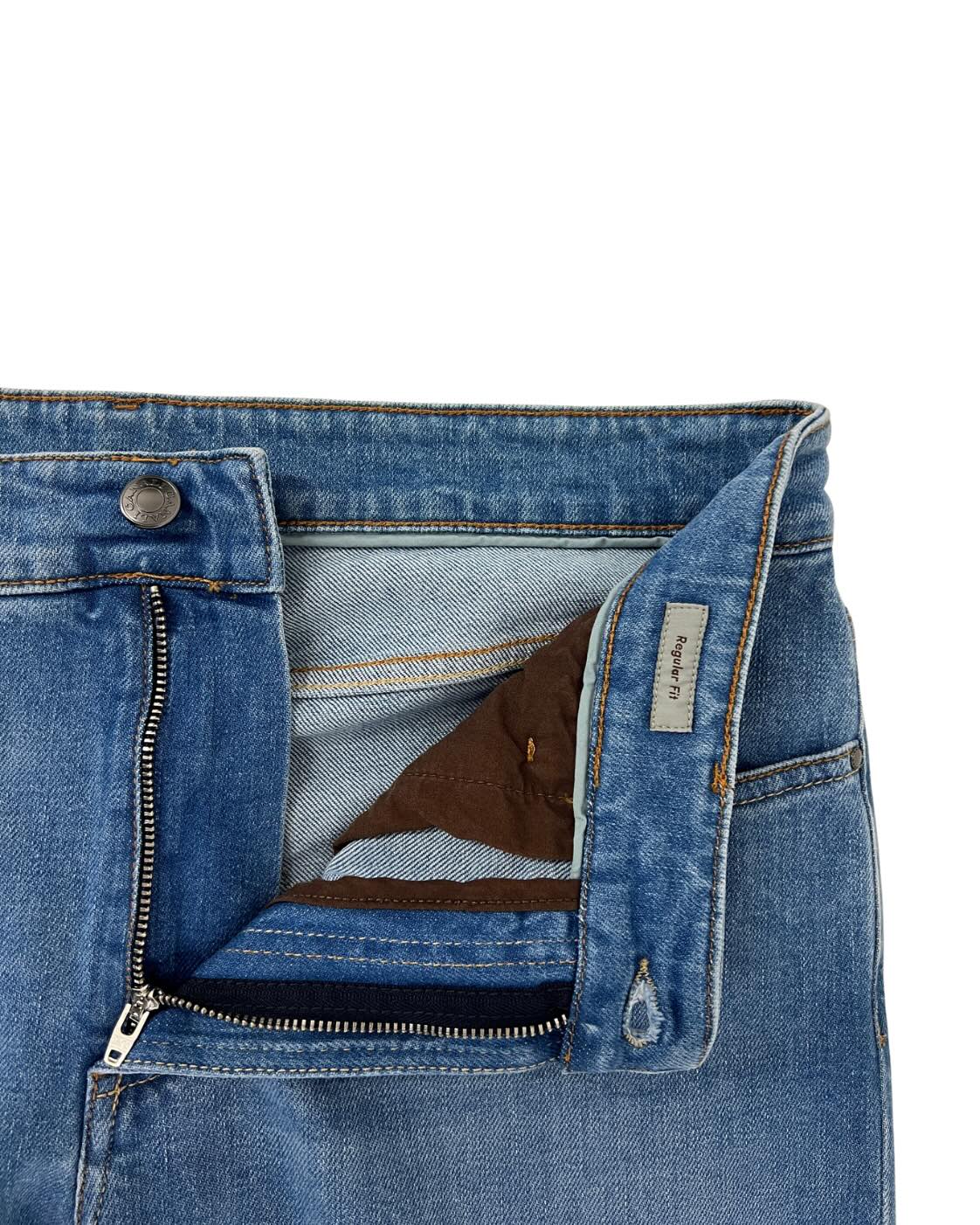 Blaue Baumwolljeans mit Waschung